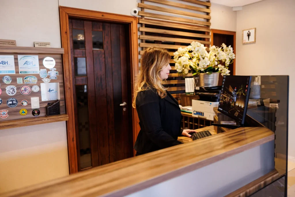 Recepção do Tonello Business Hotel com atendimento personalizado