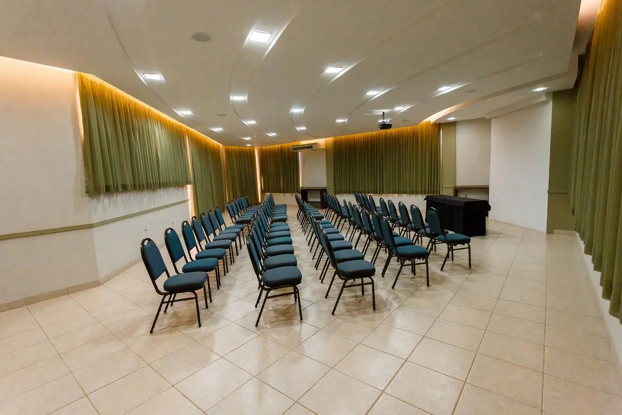 Sala ampla preparada para eventos corporativos no Tonello Business Hotel