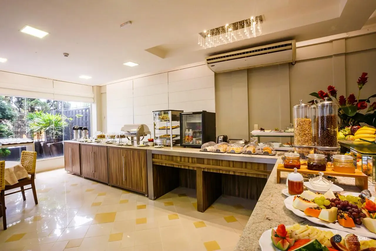 Buffet do café da manhã com frutas frescas, frios e variedades